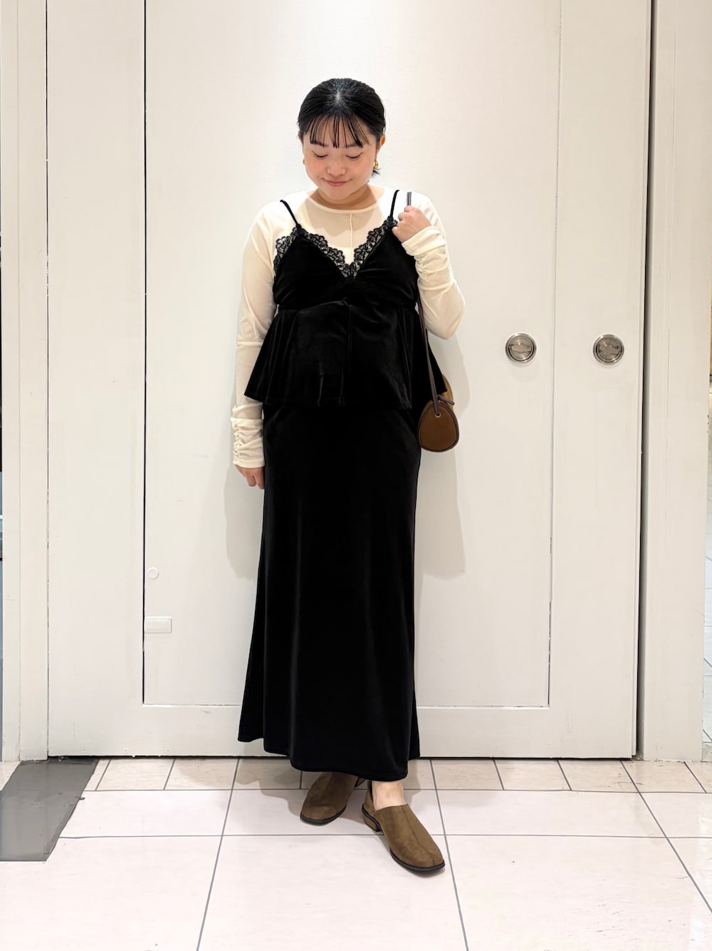ホワイト系のTシャツ/カットソー、ブラック系のセットアップ、ブラウン系のショルダーバッグを着用したレディースの秋コーディネートの1枚目の写真