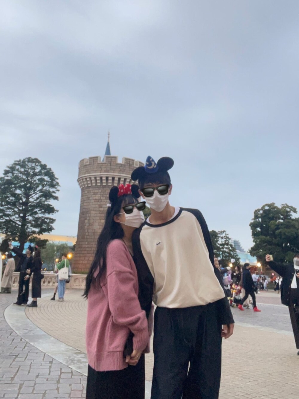 「秋ルック紹介するよ、秋服、きれいめカジュアル、ラクチンコーデ、シンプルコーデ、キャミワンピ、カワイイ、ペアルック、ディズニーコーデ」｜「WYM LIDNMの【WYM LIDNM】HEAVY OZ WIDE DENIM SET-UP（セットアップ、ブラック系）」を使った、miuさん（レディース・150cm）の秋コーディネートの1枚目の写真