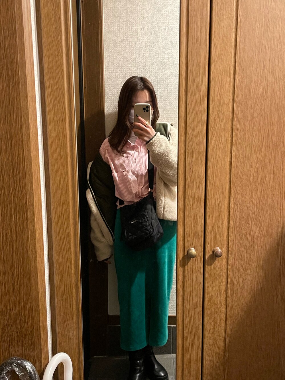 「クリスマスに着たい服、今日のコーデ、ゆったりコーデ、カジュアルコーデ、おしゃれさんと繋がりたい、オーバーサイズ、オトナカジュアル、カラーコーデ、グリーンコーデ、トミーヒルフィガー、TOMMY HILFIGER、シャツスタイル、オススメ、アウトドアスタイル、ミニバッグ」｜「BEAMSのアイテム（ショルダーバッグ、ブラック系）」を使った、みさん（レディース・160cm）の冬コーディネートの1枚目の写真