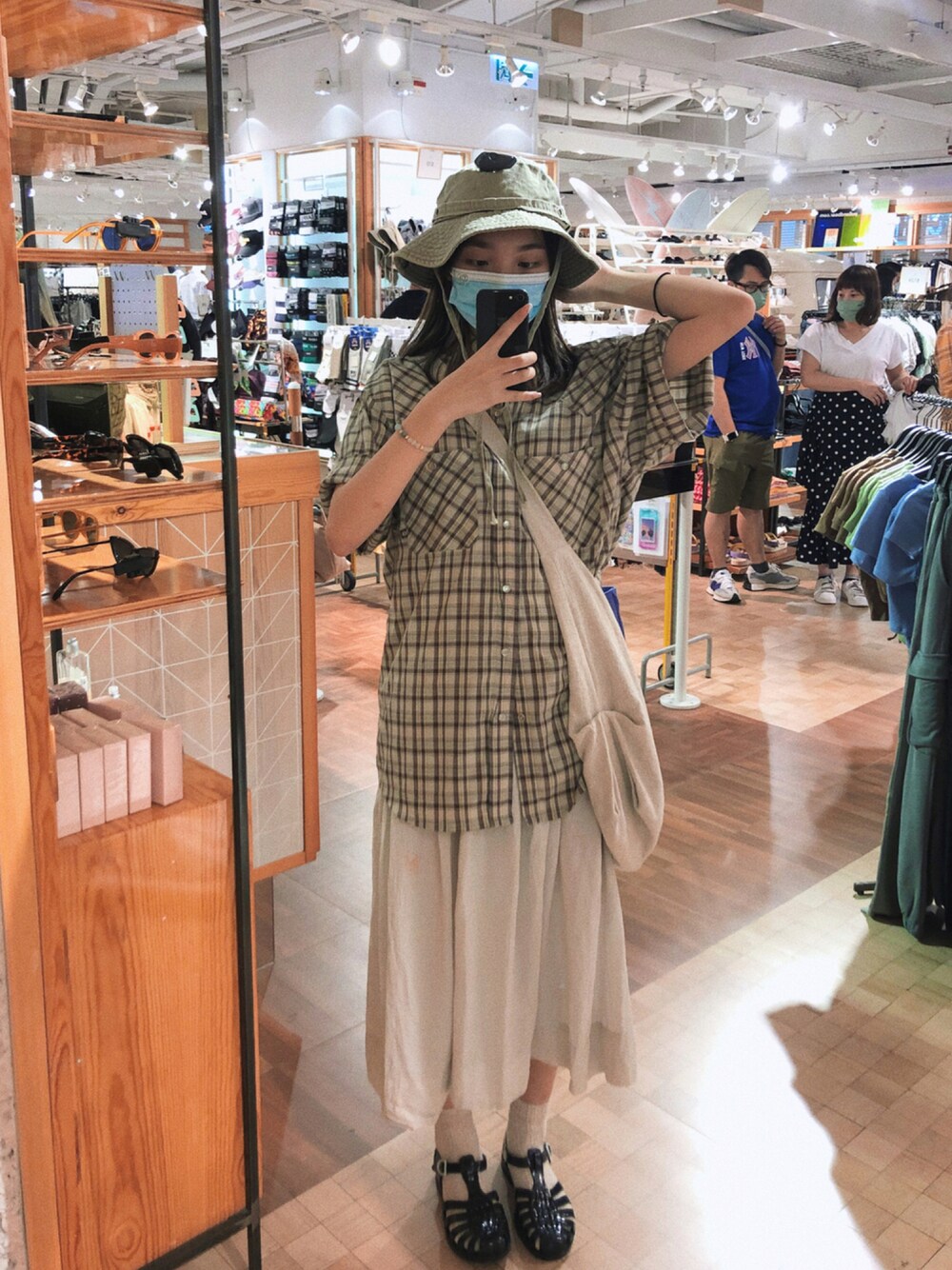 「Bershkaのアイテム（ハット、グリーン系）」を使った、mifさん（レディース・163cm）の秋コーディネートの1枚目の写真