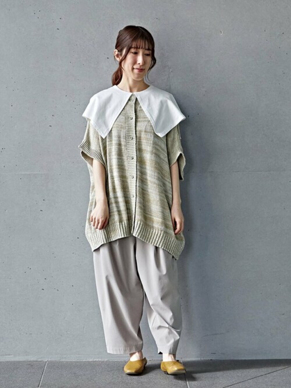ベージュ系のカーディガン/ボレロ、ホワイト系のTシャツ/カットソー、グリーン系のその他パンツを着用したレディースの夏コーディネートの1枚目の写真