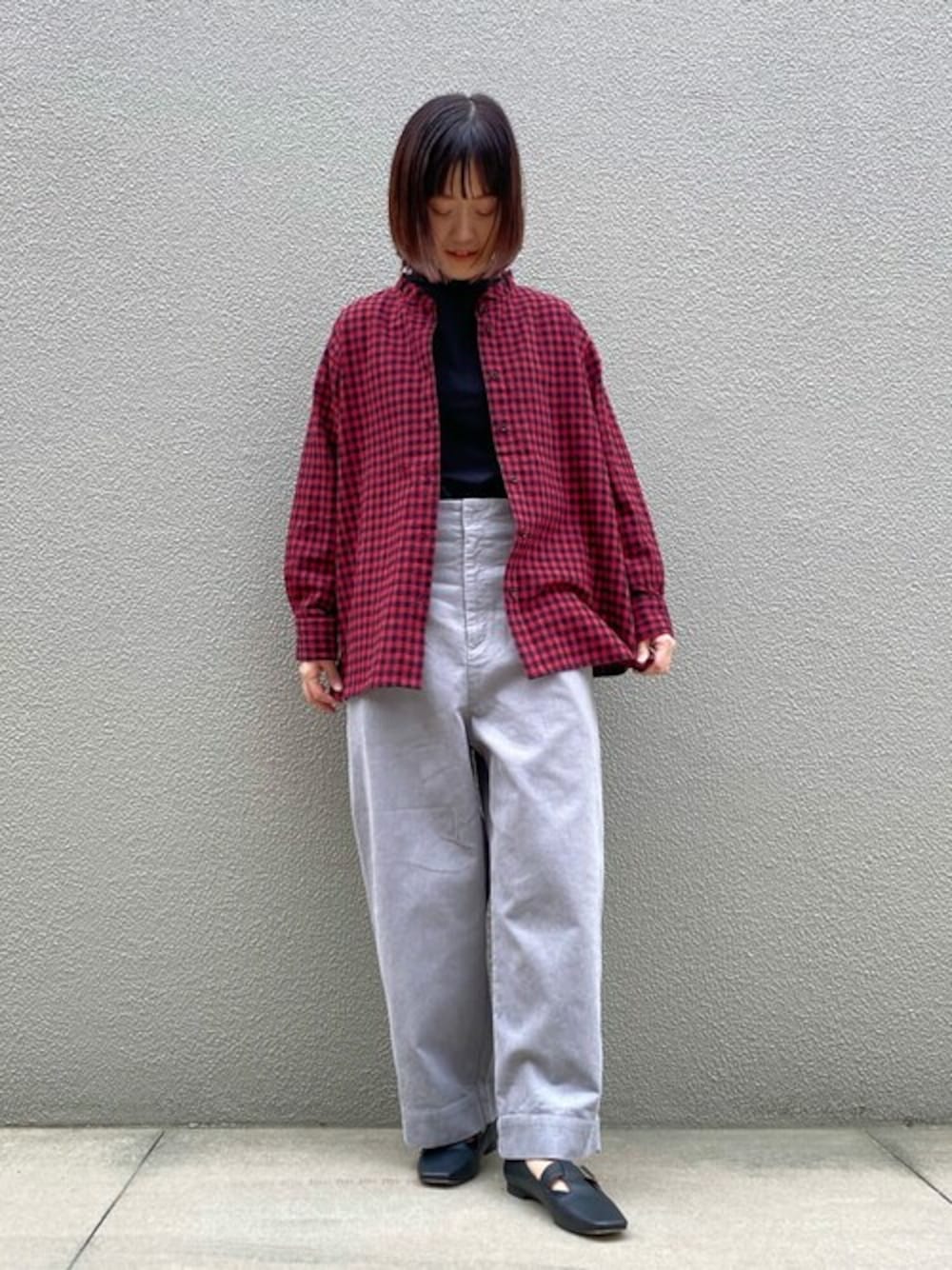 レッド系のシャツ/ブラウス、グレー系のその他パンツ、ブラック系のTシャツ/カットソーを着用したレディースの秋コーディネートの1枚目の写真