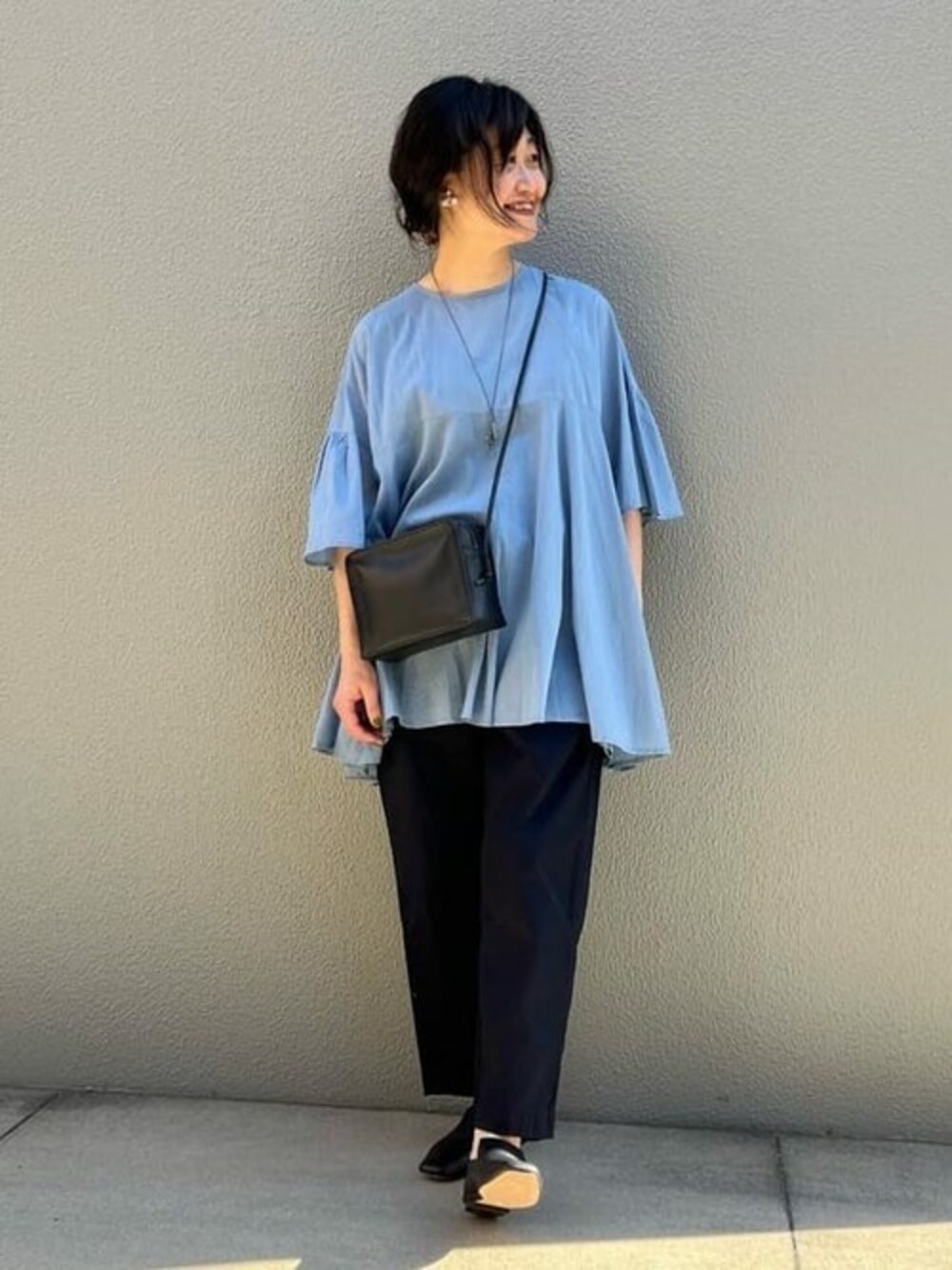 ブルー系のシャツ/ブラウス、ブラック系のその他パンツ、ブラック系のショルダーバッグを着用したレディースの夏コーディネートの1枚目の写真