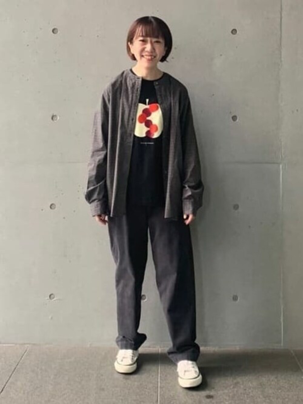 ブラック系のシャツ/ブラウス、グレー系のその他パンツ、ブラック系のTシャツ/カットソーを着用したレディースの秋コーディネートの1枚目の写真