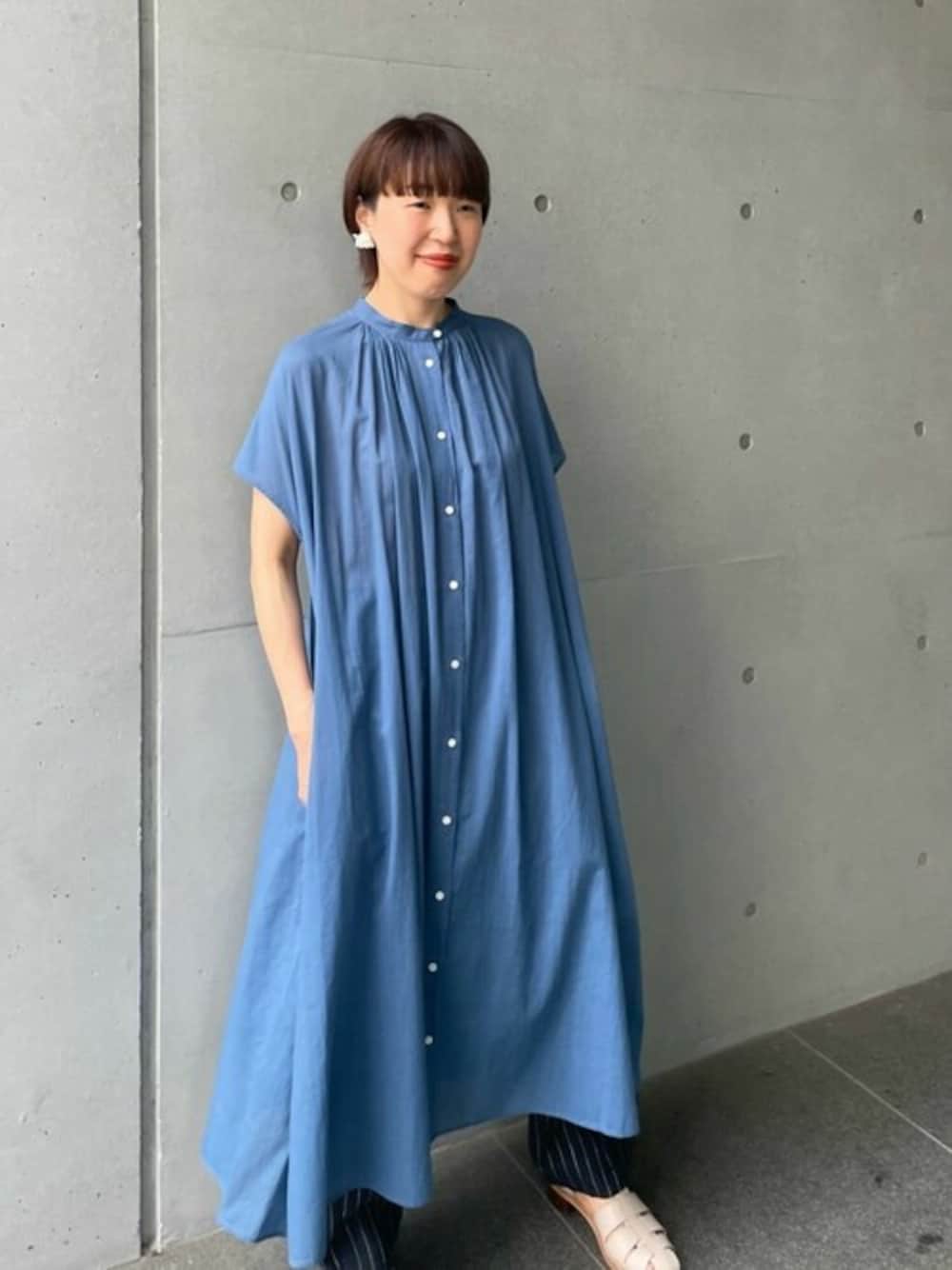 ブルー系のワンピース、その他のその他パンツを着用したレディースの夏コーディネートの1枚目の写真