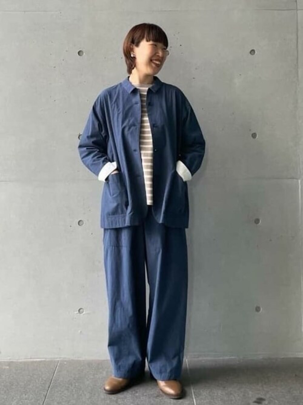 ブルー系のその他アウター、ブルー系のその他パンツ、イエロー系のTシャツ/カットソーを着用したレディースの秋コーディネートの1枚目の写真