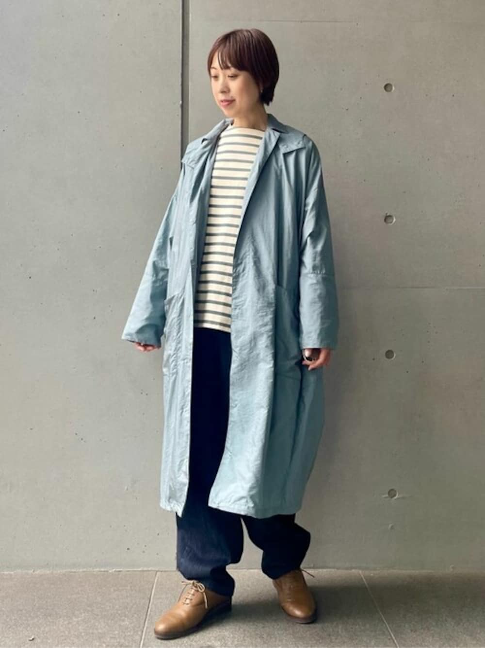 ブルー系のその他アウター、グリーン系のTシャツ/カットソー、ブルー系のその他パンツを着用したレディースの秋コーディネートの1枚目の写真