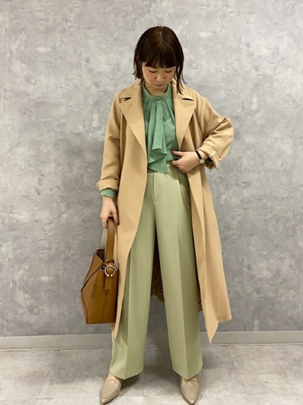 「トートバッグ、パンプス、グリーン、トレンチコート、オーバーサイズ、ワイドパンツ、きれいめカジュアル、春コーデ、SHIPS for women、ボウタイブラウス」｜「Carol J.のGIANNI NOTARO CAROL J:ワンハンドルトートバッグ◆（トートバッグ、ブラウン系）」を使った、菅沼さん（レディース・162cm）の冬コーディネートの1枚目の写真