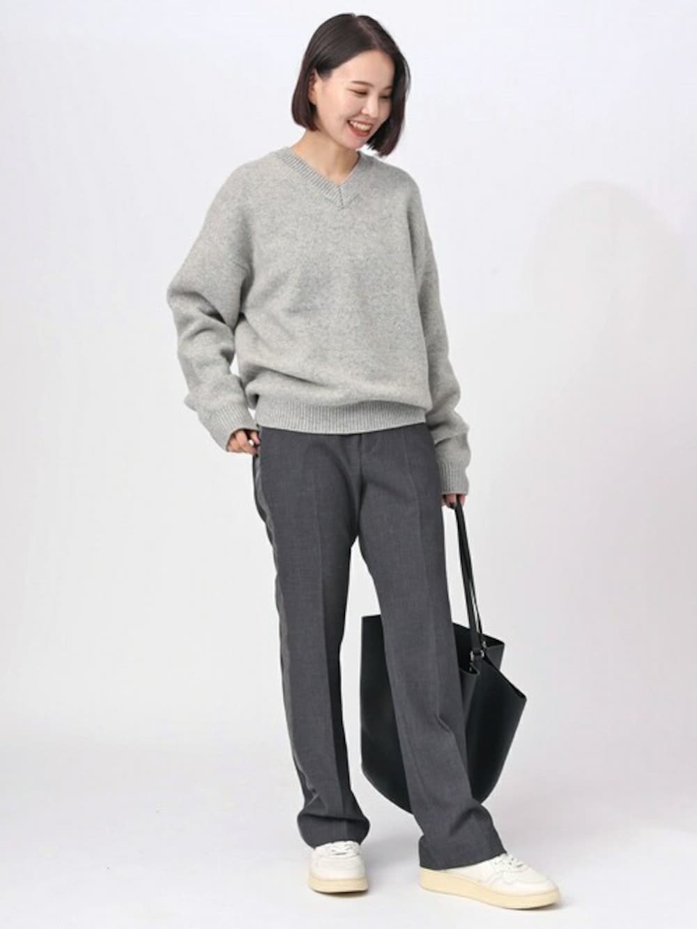 「グレー、Vネックニット、パンツスタイル、APSTUDIO、エーピーストゥディオ」｜「AP STUDIOのwool Vneck Pullover（ニット/セーター、グレー系）」を使った、STAFF.Nさん（レディース・167cm）の秋コーディネートの1枚目の写真