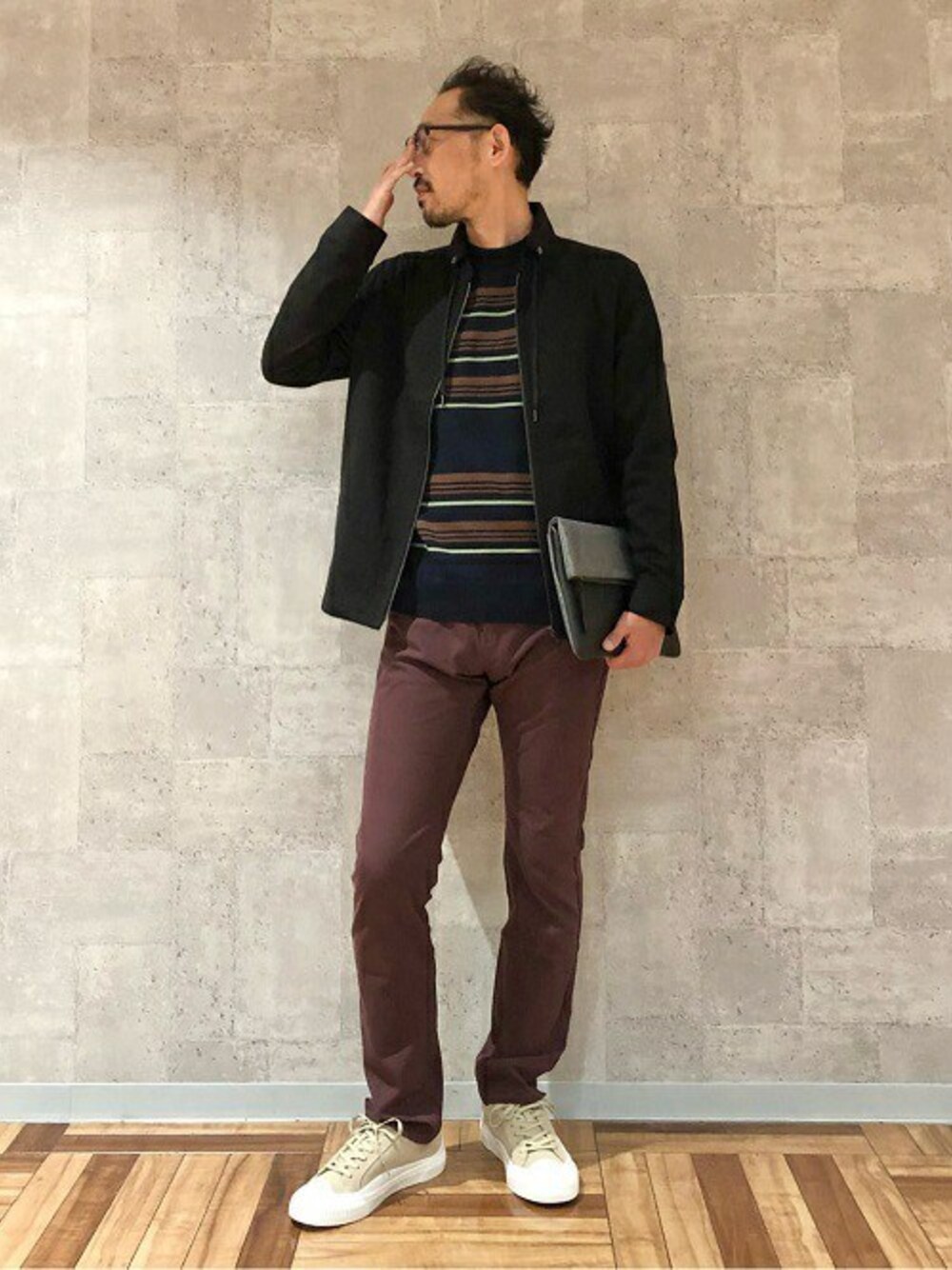 ブラック系のブルゾン、ブルー系のニット/セーター、ブラウン系のその他パンツを着用したメンズの冬コーディネートの1枚目の写真