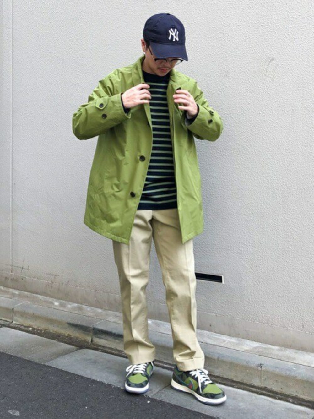 「ブルゾン、ボーダー、チノパン、ステンカラー、タケオキクチ(TAKEO KIKUCHI)、TAKEO KIKUCHI」｜「TAKEO KIKUCHIの耐久撥水 ショートステンカラーブルゾン（ブルゾン、グリーン系）」を使った、TAKEO KIKUCHIさん（メンズ・167cm）の冬コーディネートの1枚目の写真