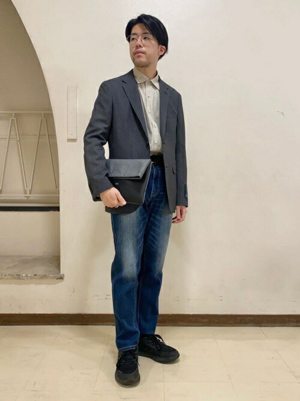 「ジャケット、デニム、シャツ、クラッチバッグ、ショルダーバッグ、タケオキクチ(TAKEO KIKUCHI)、TAKEO KIKUCHI」｜「TAKEO KIKUCHIの【Sサイズ～】メランジストレッチ ジャケット（スーツジャケット、グレー系）」を使った、TAKEO KIKUCHIさん（メンズ・170cm）の冬コーディネートの1枚目の写真