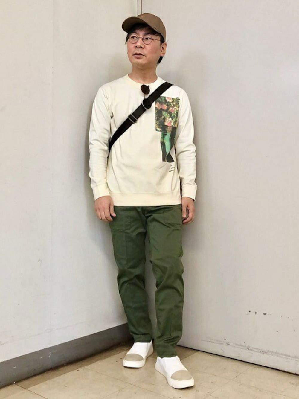 「テーパードパンツ、カットソー、ショルダーバッグ、サングラス、スリッポン、フラワープリント、タケオキクチ(TAKEO KIKUCHI)、TAKEO KIKUCHI、40ct&525」｜「TAKEO KIKUCHIのフローラル プリント カットソー（Tシャツ/カットソー、イエロー系）」を使った、TAKEO KIKUCHIさん（メンズ・170cm）の冬コーディネートの1枚目の写真