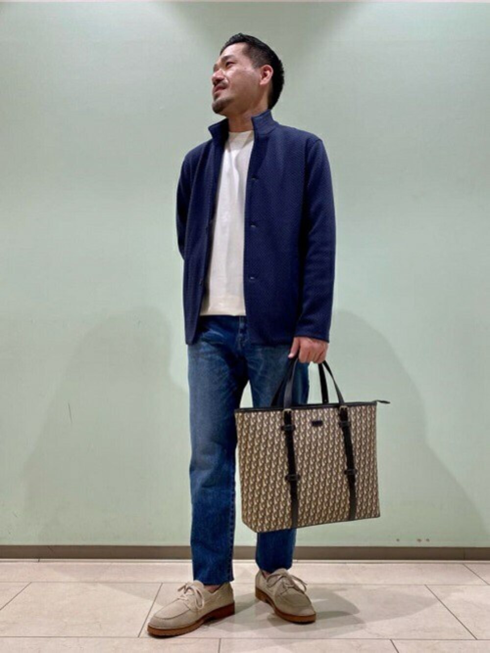 「カットソー、ブルゾン、デニム、トートバッグ、デッキシューズ、タケオキクチ(TAKEO KIKUCHI)、スタンドカラー、TAKEO KIKUCHI」｜「TAKEO KIKUCHIの【Sサイズ～】ブリスター スタンドカラー ブルゾン（ブルゾン、ブルー系）」を使った、TAKEO KIKUCHIさん（メンズ・175cm）の冬コーディネートの1枚目の写真