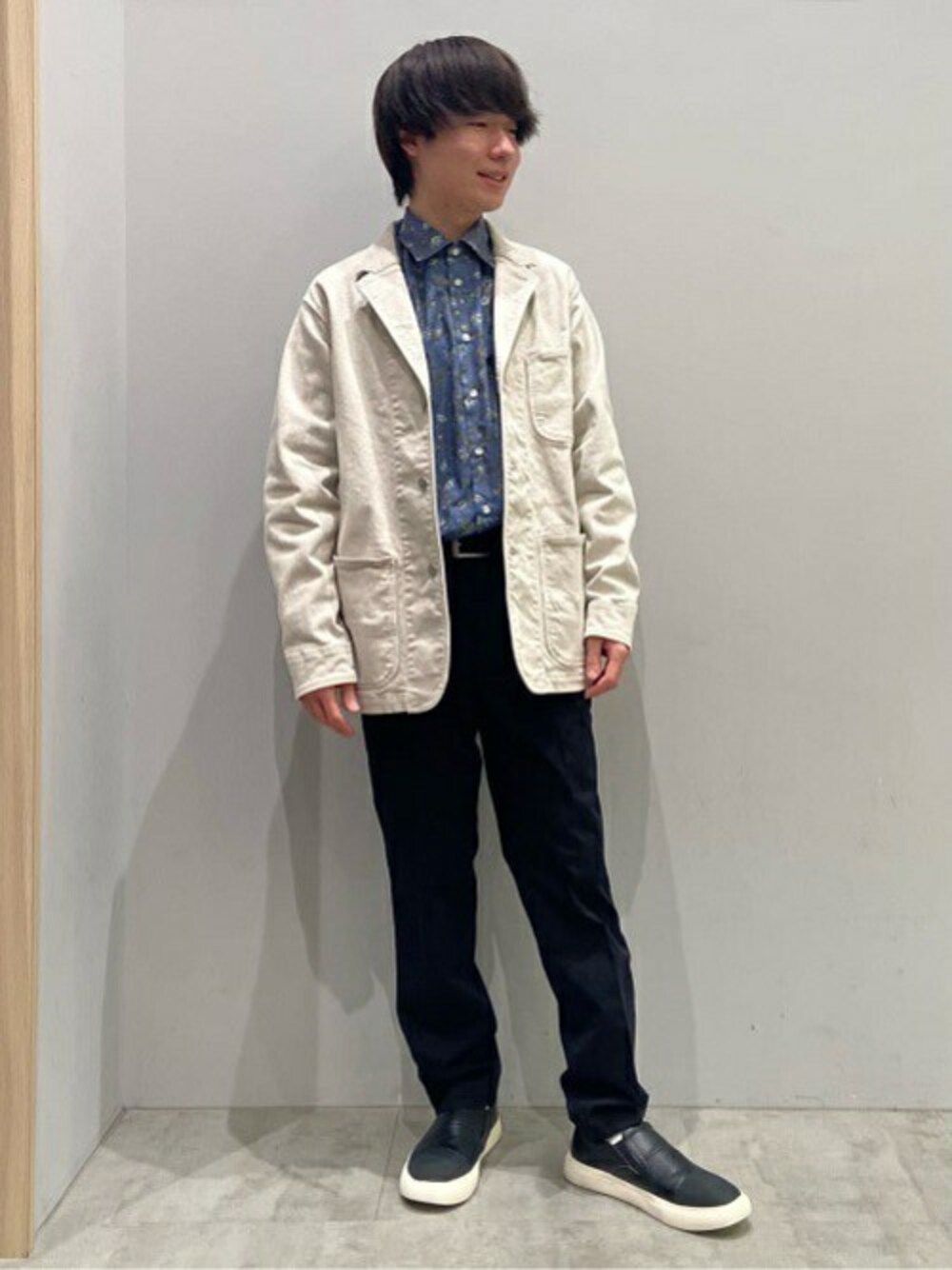 「シャツ、チノパン、デニムジャケット、スリッポン、フラワープリント、タケオキクチ(TAKEO KIKUCHI)、TAKEO KIKUCHI、メッシュベルト」｜「TAKEO KIKUCHIのガーメントダイ フェイド デニム カバーオール（テーラードジャケット、イエロー系）」を使った、TAKEO KIKUCHIさん（メンズ・166cm）の冬コーディネートの1枚目の写真