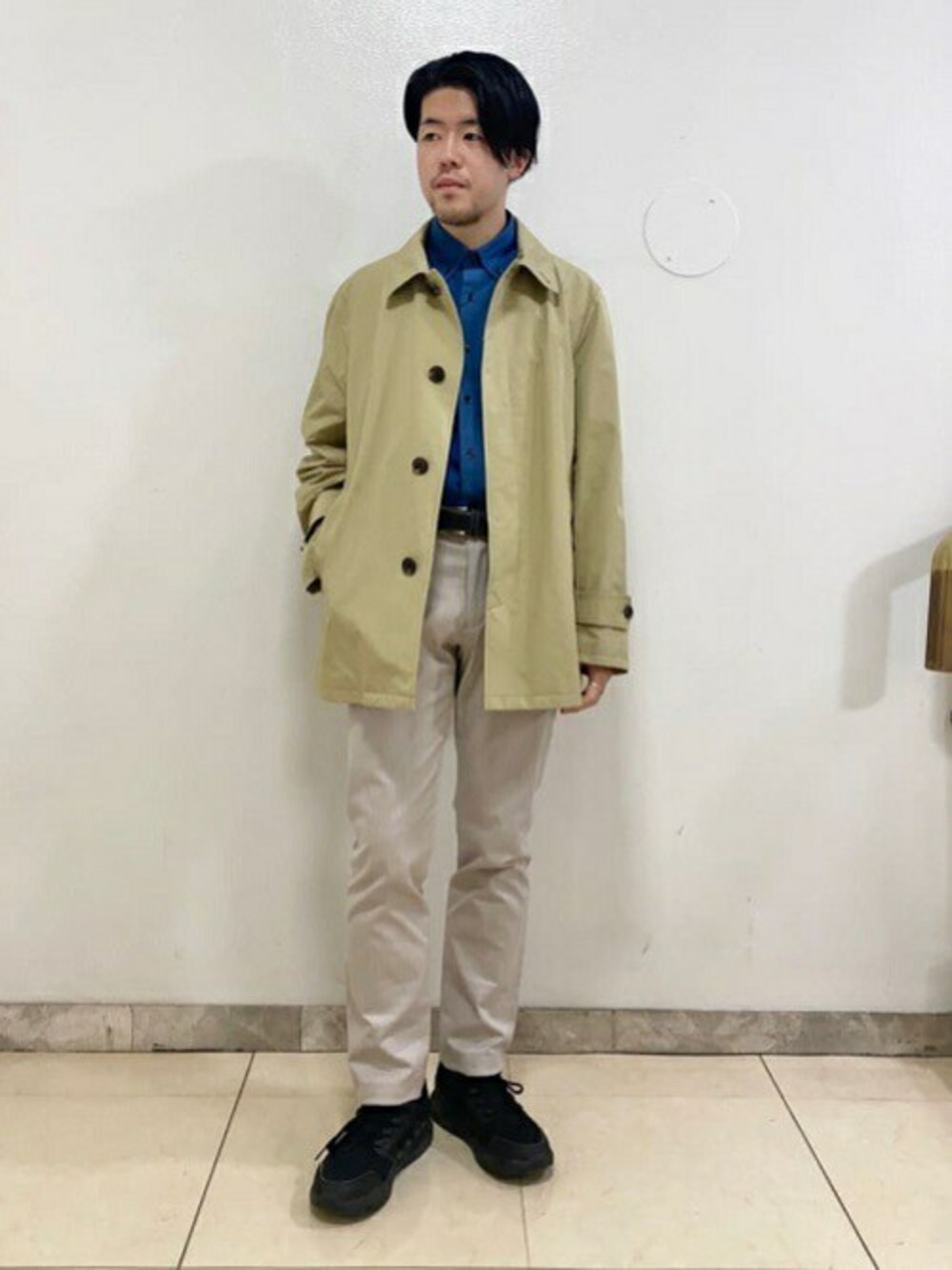 「ブルゾン、シャツ、ステンカラー、タケオキクチ(TAKEO KIKUCHI)、ストレートパンツ、TAKEO KIKUCHI」｜「TAKEO KIKUCHIの耐久撥水 ショートステンカラーブルゾン（ブルゾン、ベージュ系）」を使った、TAKEO KIKUCHIさん（メンズ・170cm）の冬コーディネートの1枚目の写真