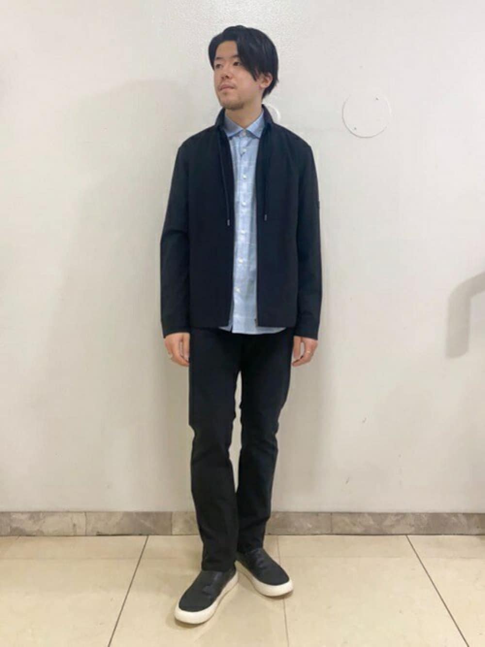 「ブルゾン、シャツ、スリッポン、タケオキクチ(TAKEO KIKUCHI)、ストレートパンツ、TAKEO KIKUCHI」｜「TAKEO KIKUCHIのシルケットポンチ デッキブルゾン（ブルゾン、ブラック系）」を使った、TAKEO KIKUCHIさん（メンズ・170cm）の冬コーディネートの1枚目の写真