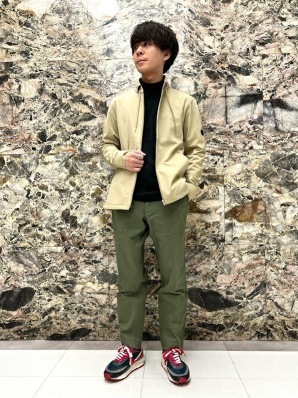「ブルゾン、ベイカーパンツ、タケオキクチ(TAKEO KIKUCHI)、TAKEO KIKUCHI」｜「TAKEO KIKUCHIのシルケットポンチ デッキブルゾン（ブルゾン、ベージュ系）」を使った、TAKEO KIKUCHIさん（メンズ・169cm）の冬コーディネートの1枚目の写真