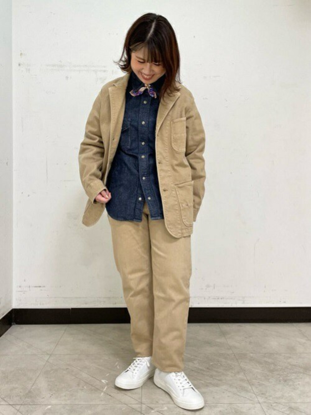「スニーカー、デニム、セットアップ、デニムジャケット、デニムシャツ、タケオキクチ(TAKEO KIKUCHI)、TAKEO KIKUCHI、ポケットチーフ、ネッカチーフ」｜「TAKEO KIKUCHIのガーメントダイ フェイド デニム カバーオール（テーラードジャケット、ベージュ系）」を使った、TAKEO KIKUCHIさん（レディース・161cm）の冬コーディネートの1枚目の写真