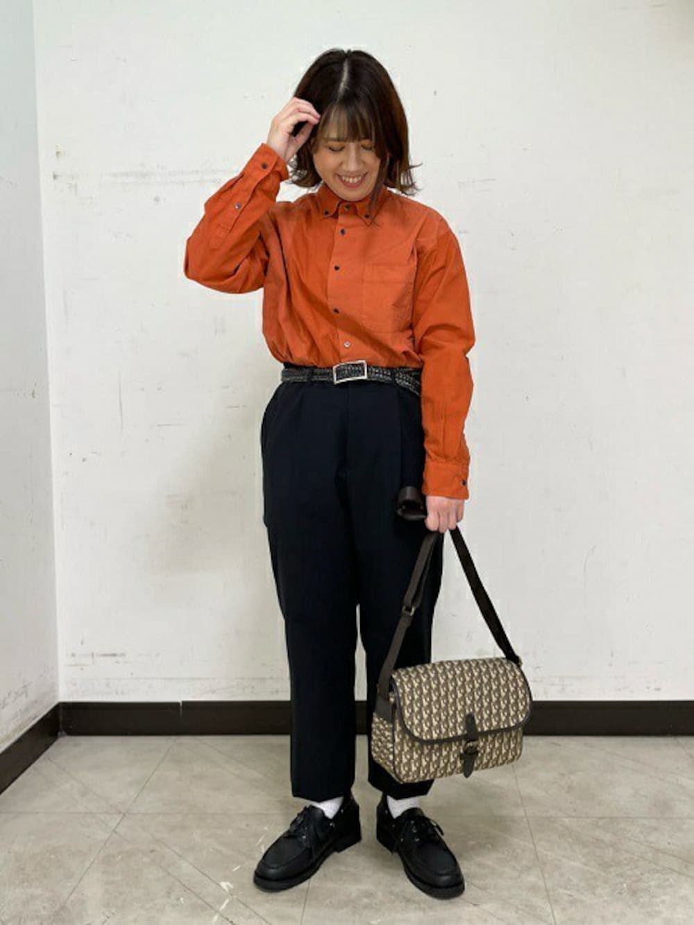 「ドレスシューズ、イージーパンツ、タケオキクチ(TAKEO KIKUCHI)、シャツスタイル、TAKEO KIKUCHI、メッシュベルト」｜「TAKEO KIKUCHIのガーメントダイ ブロッキング シャツ（シャツ/ブラウス、オレンジ系）」を使った、TAKEO KIKUCHIさん（レディース・161cm）の冬コーディネートの1枚目の写真