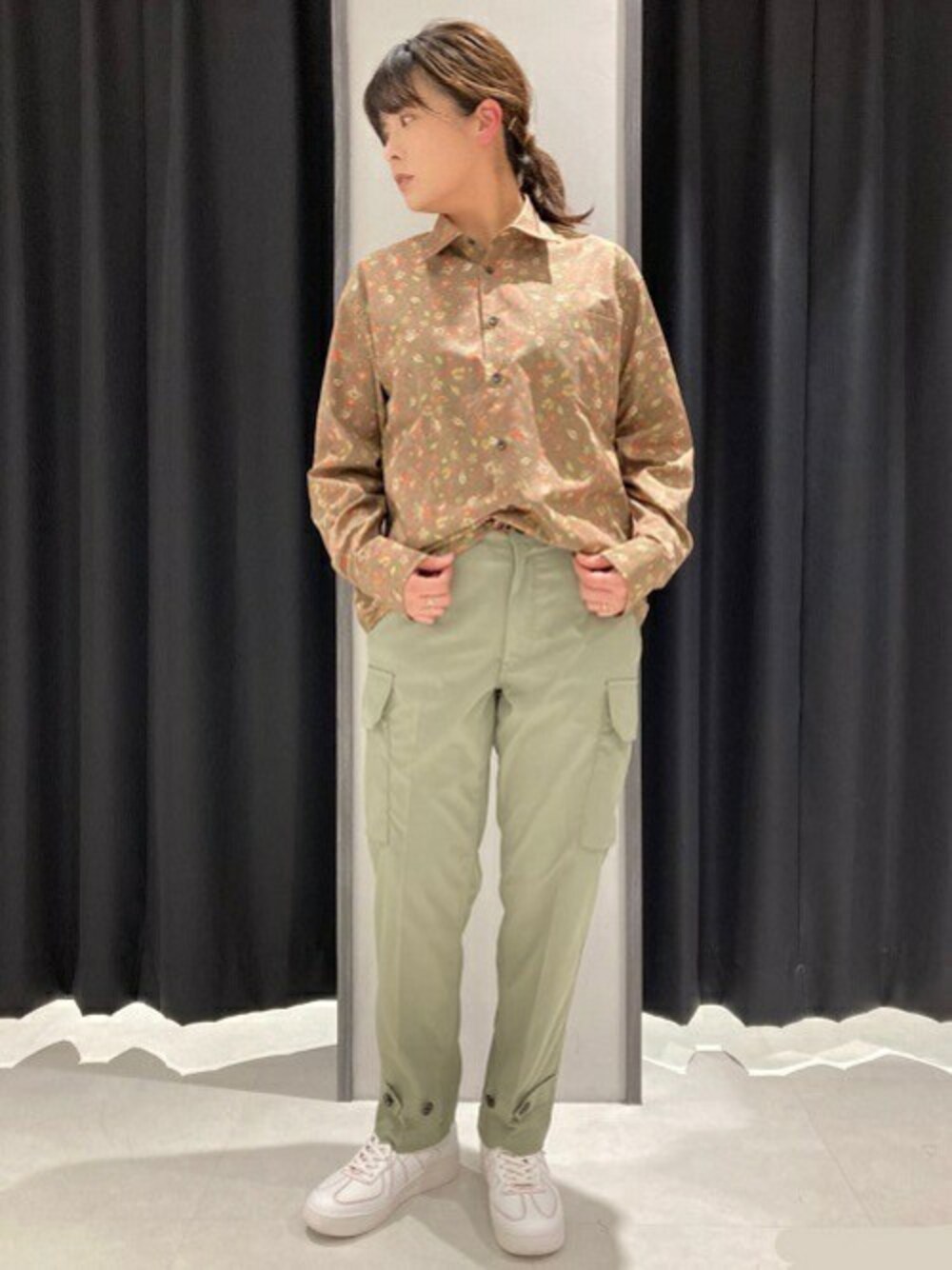 「フラワープリント、タケオキクチ(TAKEO KIKUCHI)、シャツスタイル、TAKEO KIKUCHI、フローラル柄」｜「TAKEO KIKUCHIのフローラルパターン 総柄プリント シャツ（シャツ/ブラウス、ブラウン系）」を使った、TAKEO KIKUCHIさん（レディース・158cm）の春コーディネートの1枚目の写真