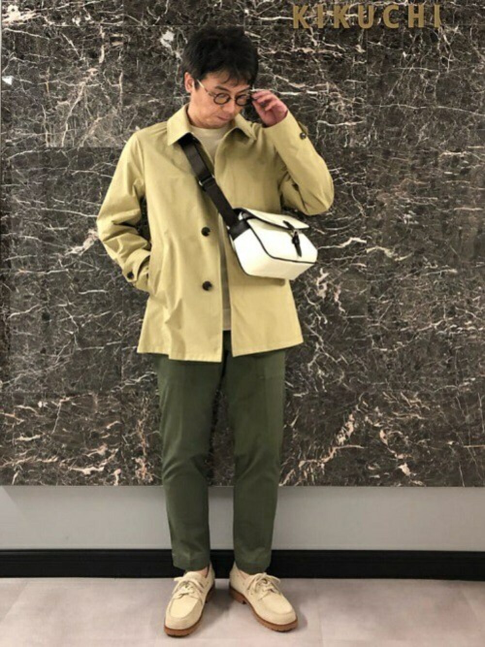 「カットソー、ブルゾン、ショルダーバッグ、ステンカラー、ベイカーパンツ、タケオキクチ(TAKEO KIKUCHI)、TAKEO KIKUCHI、フローラル柄」｜「TAKEO KIKUCHIの耐久撥水 ショートステンカラーブルゾン（ブルゾン、ベージュ系）」を使った、TAKEO KIKUCHIさん（メンズ・171cm）の春コーディネートの1枚目の写真