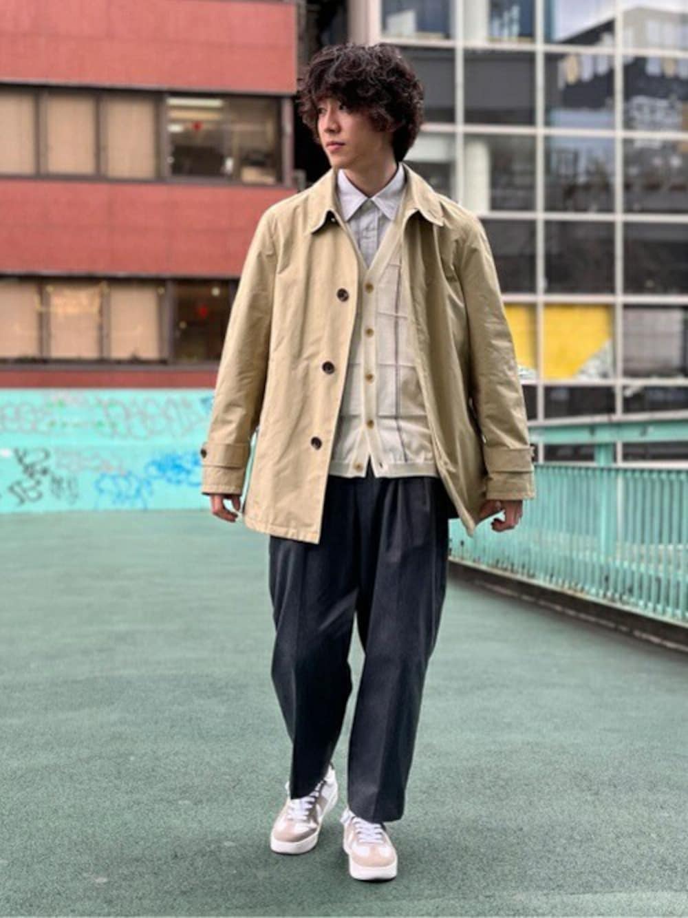 「ブルゾン、カーディガン、シャツ、ステンカラー、タケオキクチ(TAKEO KIKUCHI)、TAKEO KIKUCHI」｜「TAKEO KIKUCHIの耐久撥水 ショートステンカラーブルゾン（ブルゾン、ベージュ系）」を使った、TAKEO KIKUCHIさん（メンズ・172cm）の春コーディネートの1枚目の写真