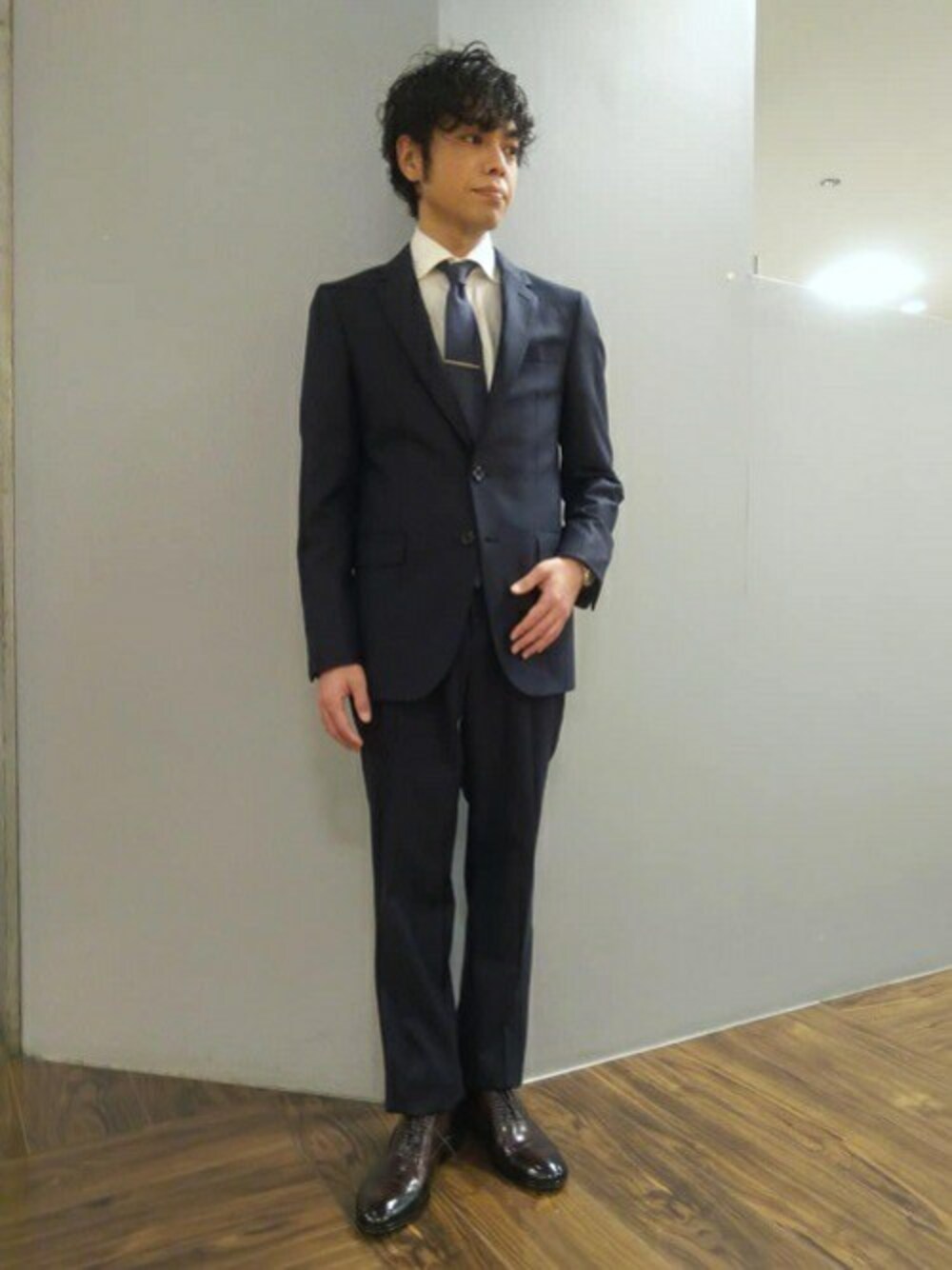 「ドレスシューズ、ネクタイ、タケオキクチ(TAKEO KIKUCHI)、スーツスタイル、TAKEO KIKUCHI、ネクタイピン」｜「TAKEO KIKUCHIの【上品感漂う光沢】シャイニー ヘリンボン ストライプ スーツ/３ピース対応可（スーツセット、ブルー系）」を使った、TAKEO KIKUCHIさん（メンズ・162cm）の春コーディネートの1枚目の写真