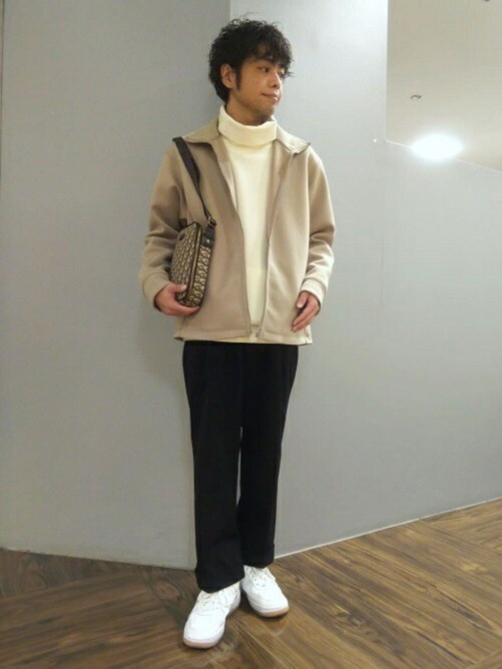 「ブルゾン、オフタートル、タケオキクチ(TAKEO KIKUCHI)、スタンドカラー、TAKEO KIKUCHI」｜「TAKEO KIKUCHIのエアダン ZIP スタンドカラー ブルゾン（ブルゾン、ベージュ系）」を使った、TAKEO KIKUCHIさん（メンズ・162cm）の春コーディネートの1枚目の写真