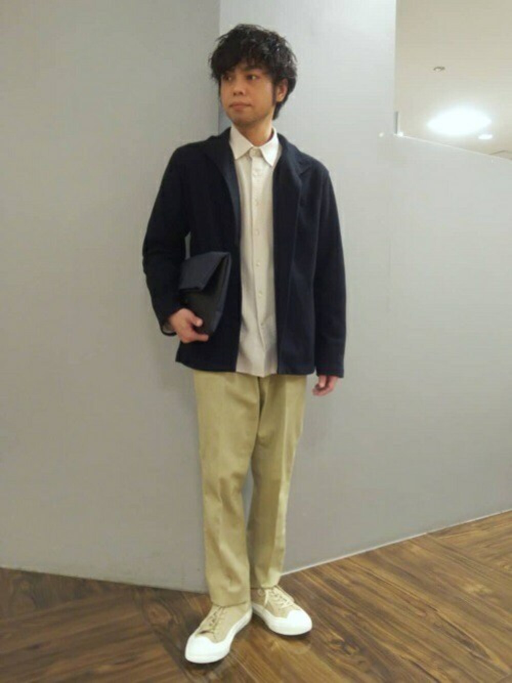 「ブルゾン、スニーカー、シャツ、チノパン、タケオキクチ(TAKEO KIKUCHI)、スタンドカラー、TAKEO KIKUCHI」｜「TAKEO KIKUCHIの【Sサイズ～】ハニカムジャージ スタンドカラー ブルゾン（ブルゾン、ブルー系）」を使った、TAKEO KIKUCHIさん（メンズ・162cm）の春コーディネートの1枚目の写真