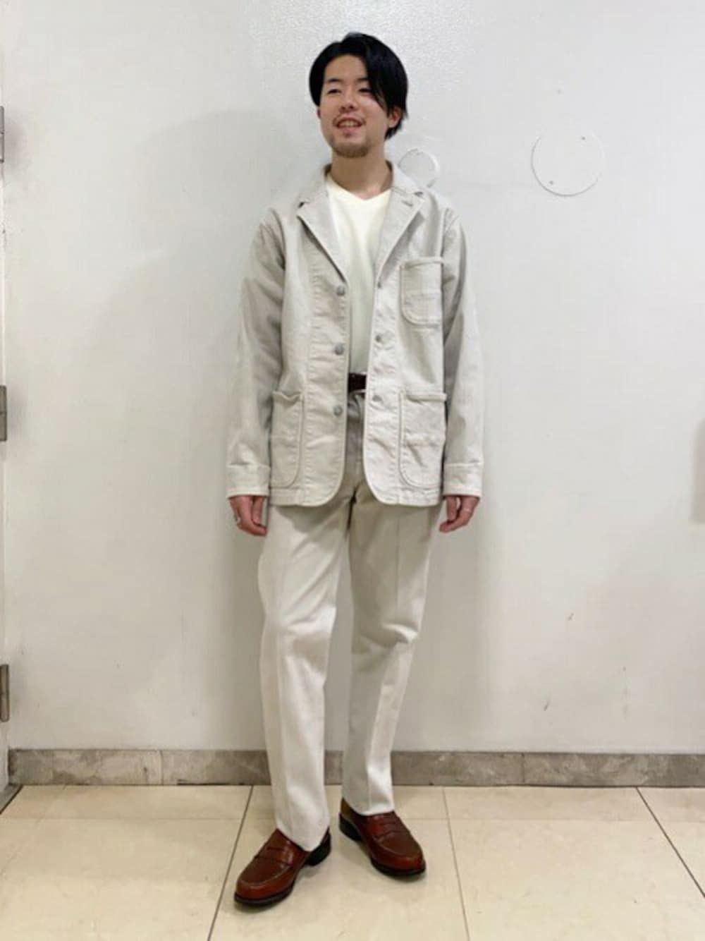 「カットソー、デニム、セットアップ、デニムジャケット、タケオキクチ(TAKEO KIKUCHI)、TAKEO KIKUCHI」｜「TAKEO KIKUCHIのガーメントダイ フェイド デニム カバーオール（テーラードジャケット、イエロー系）」を使った、TAKEO KIKUCHIさん（メンズ・170cm）の春コーディネートの1枚目の写真