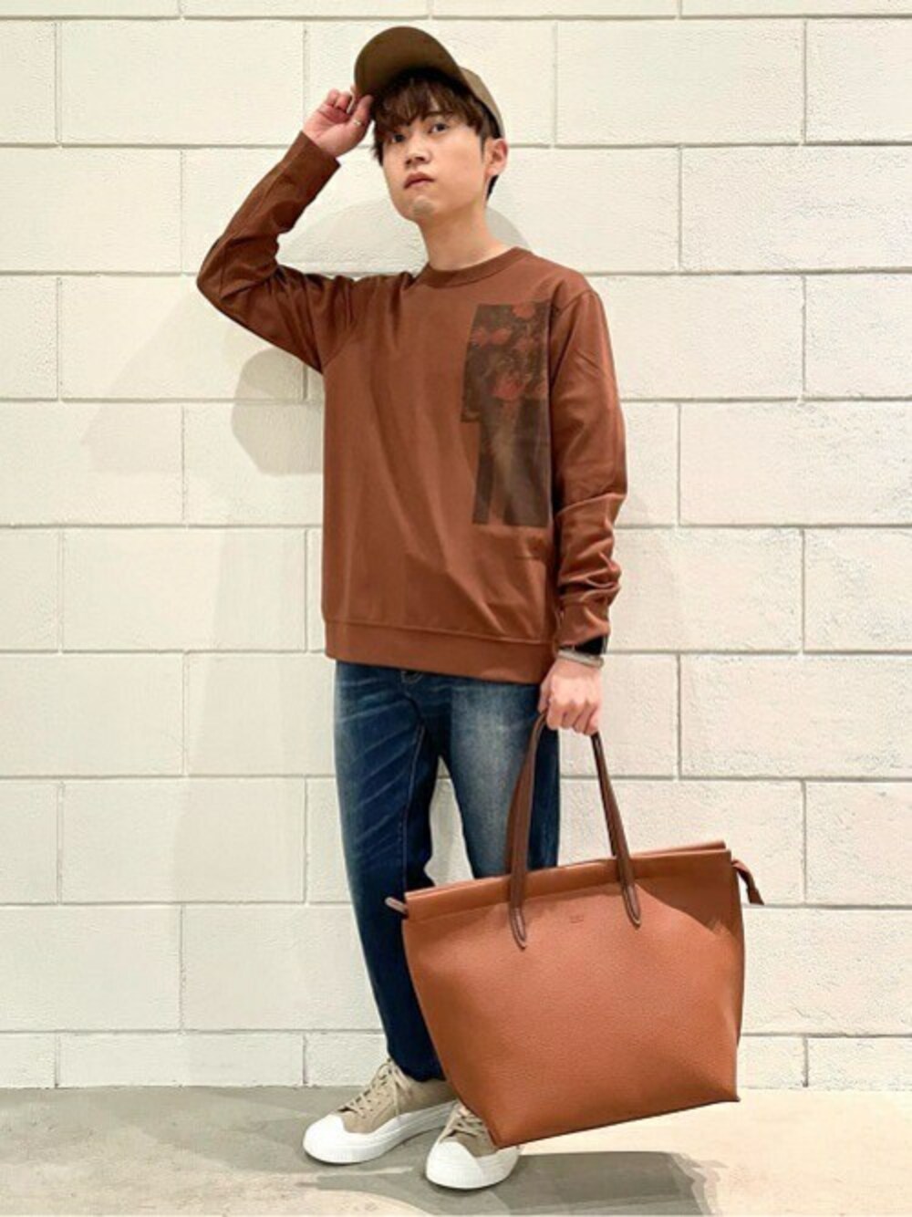 「カットソー、スニーカー、デニム、トートバッグ、キャップ、フラワープリント、タケオキクチ(TAKEO KIKUCHI)、TAKEO KIKUCHI、フローラル柄」｜「TAKEO KIKUCHIのフローラル プリント カットソー（Tシャツ/カットソー、イエロー系）」を使った、TAKEO KIKUCHIさん（メンズ・162cm）の春コーディネートの1枚目の写真