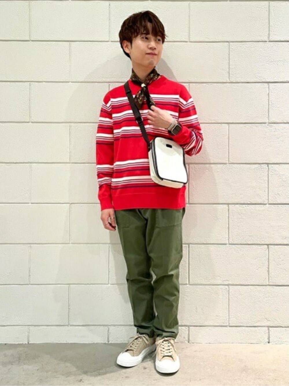 「スニーカー、ニット、ボーダー、ショルダーバッグ、ベイカーパンツ、タケオキクチ(TAKEO KIKUCHI)、クルーネック、TAKEO KIKUCHI、ハンカチ、ネッカチーフ」｜「TAKEO KIKUCHIのウォッシャブル パネル ボーダー ニット（ニット/セーター、オレンジ系）」を使った、TAKEO KIKUCHIさん（メンズ・162cm）の春コーディネートの1枚目の写真