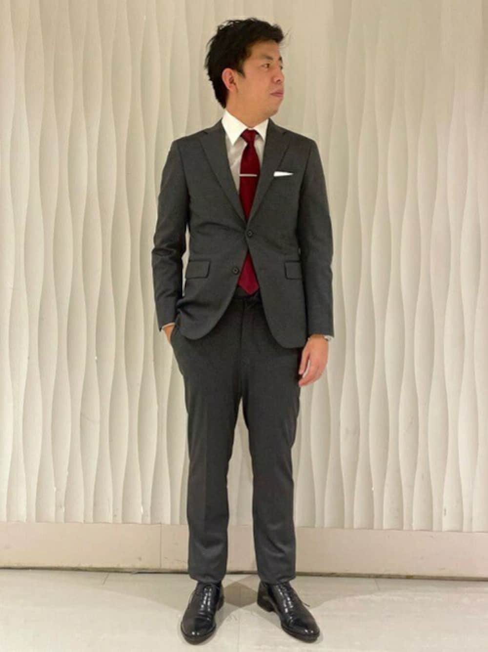 「ドレスシューズ、ネクタイ、タケオキクチ(TAKEO KIKUCHI)、ドレスシャツ、スーツスタイル、TAKEO KIKUCHI、ポケットチーフ」｜「TAKEO KIKUCHIの千鳥プリント ジャージ スーツ（スーツセット、グレー系）」を使った、TAKEO KIKUCHIさん（メンズ・174cm）の春コーディネートの1枚目の写真