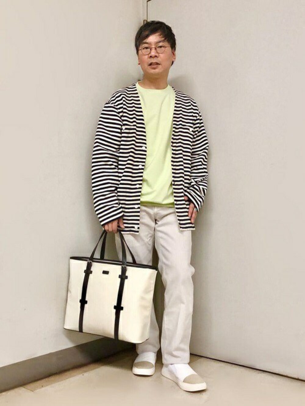 「カットソー、カーディガン、デニム、トートバッグ、Tシャツ、スリッポン、タケオキクチ(TAKEO KIKUCHI)、TAKEO KIKUCHI、40ct&525」｜「40ｃｔ＆525のボーダージャージ シャツカーディガン（ブルゾン、ブラック系）」を使った、TAKEO KIKUCHIさん（メンズ・170cm）の春コーディネートの1枚目の写真