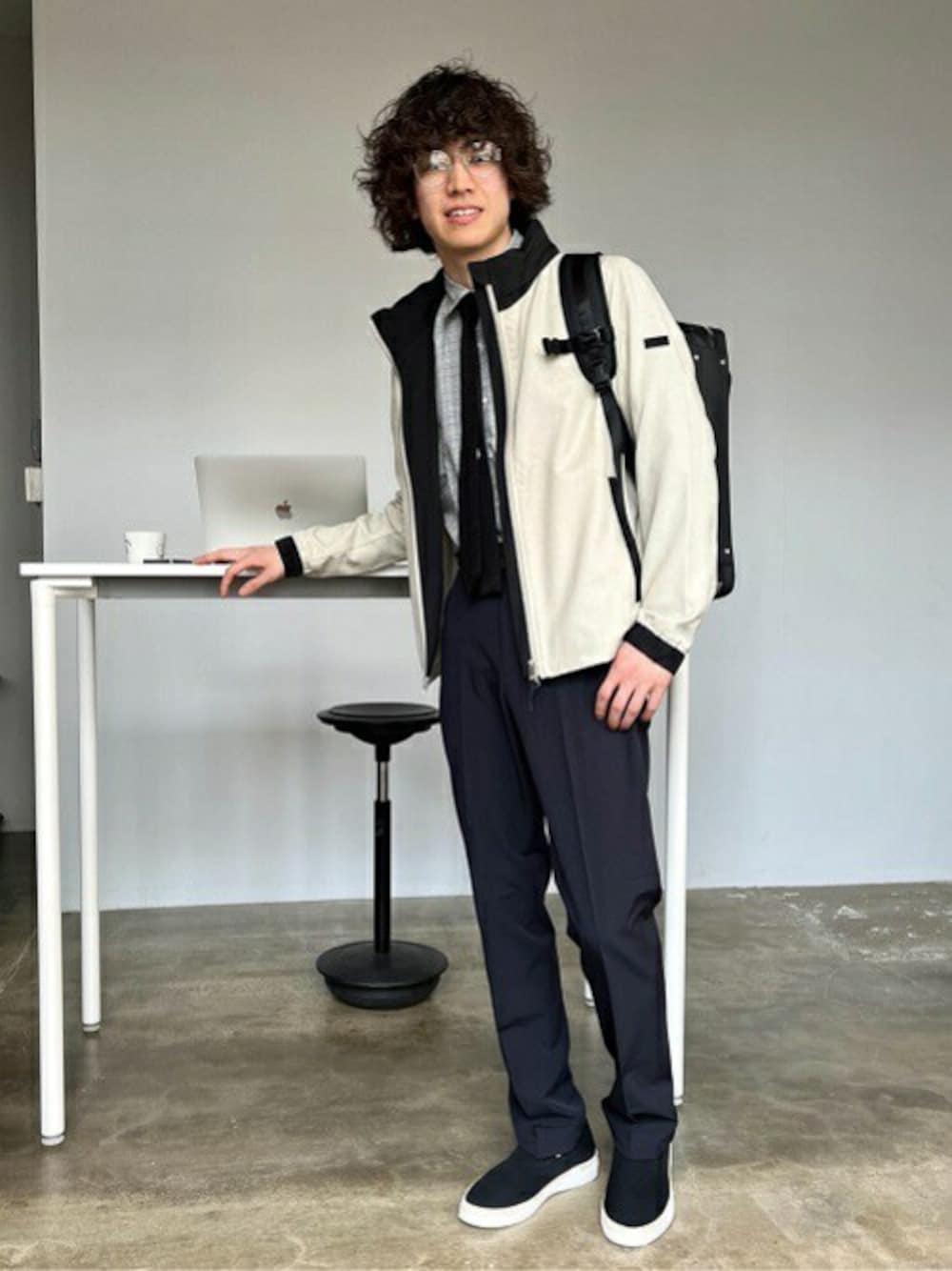 「ブルゾン、セットアップ、シャツ、バックパック、ニットタイ、スリッポン、タケオキクチ(TAKEO KIKUCHI)、オフィスカジュアル、TAKEO KIKUCHI」｜「TAKEO KIKUCHIの【オンオフ兼用】シャンブレーツイル ブルゾン/ウォッシャブル/セットアップ対応可（ブルゾン、ベージュ系）」を使った、TAKEO KIKUCHIさん（メンズ・172cm）の春コーディネートの1枚目の写真