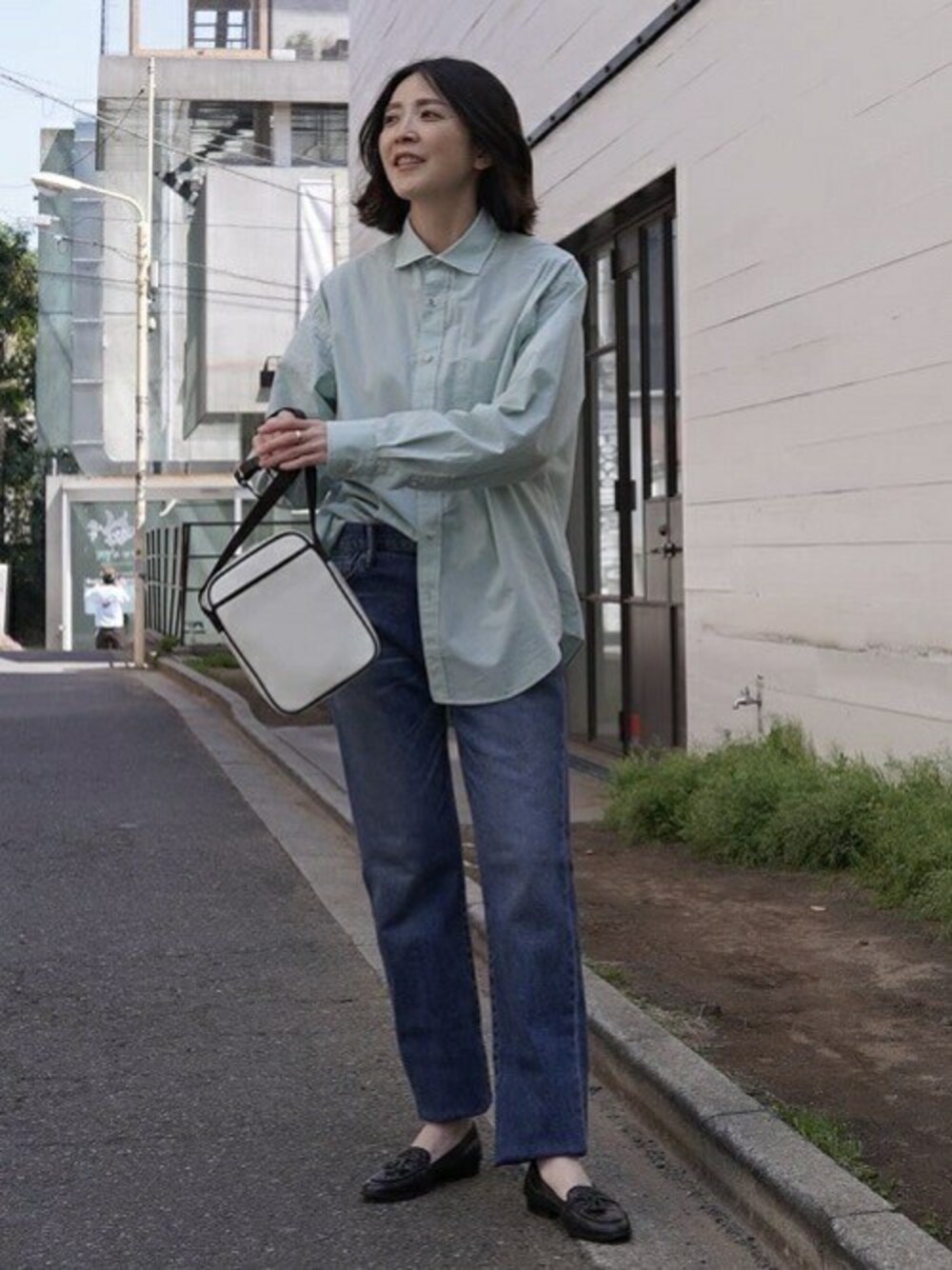 「デニム、ショルダーバッグ、タケオキクチ(TAKEO KIKUCHI)、シャツスタイル、TAKEO KIKUCHI」｜「TAKEO KIKUCHIの【Made in JAPAN】スローダイ ローン シャツ（シャツ/ブラウス、グリーン系）」を使った、TAKEO KIKUCHIさん（レディース・165cm）の春コーディネートの1枚目の写真