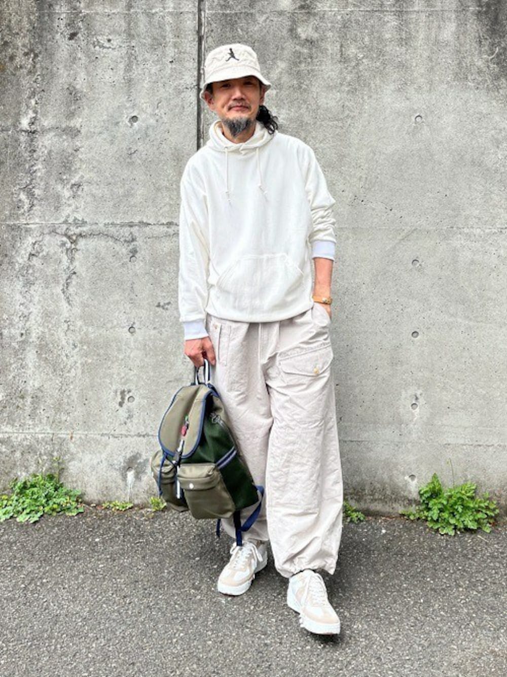 「プルオーバー、ハット、ブレスレット、タケオキクチ(TAKEO KIKUCHI)、TAKEO KIKUCHI、オーバーパンツ」｜「40ｃｔ＆525のキモノスリーブ プルオーバーパーカー（パーカー、ホワイト系）」を使った、TAKEO KIKUCHIさん（メンズ・184cm）の春コーディネートの1枚目の写真