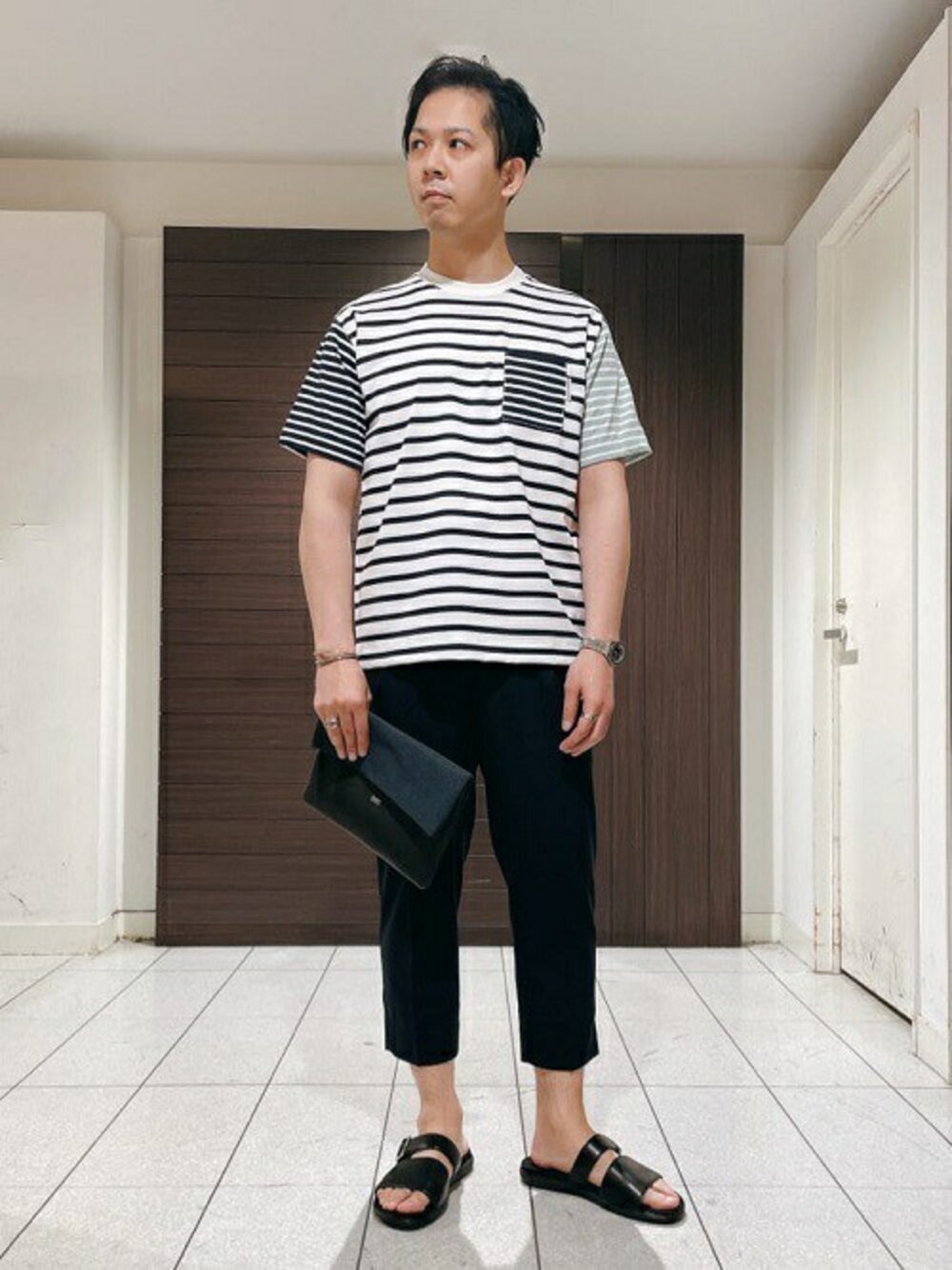 「カットソー、ボーダー、クラッチバッグ、ショルダーバッグ、Tシャツ、サンダル、イージーパンツ、タケオキクチ(TAKEO KIKUCHI)、TAKEO KIKUCHI、ストラップサンダル」｜「TAKEO KIKUCHIのクレイジー ボーダー カットソー（Tシャツ/カットソー、ブルー系）」を使った、TAKEO KIKUCHIさん（メンズ・179cm）の春コーディネートの1枚目の写真