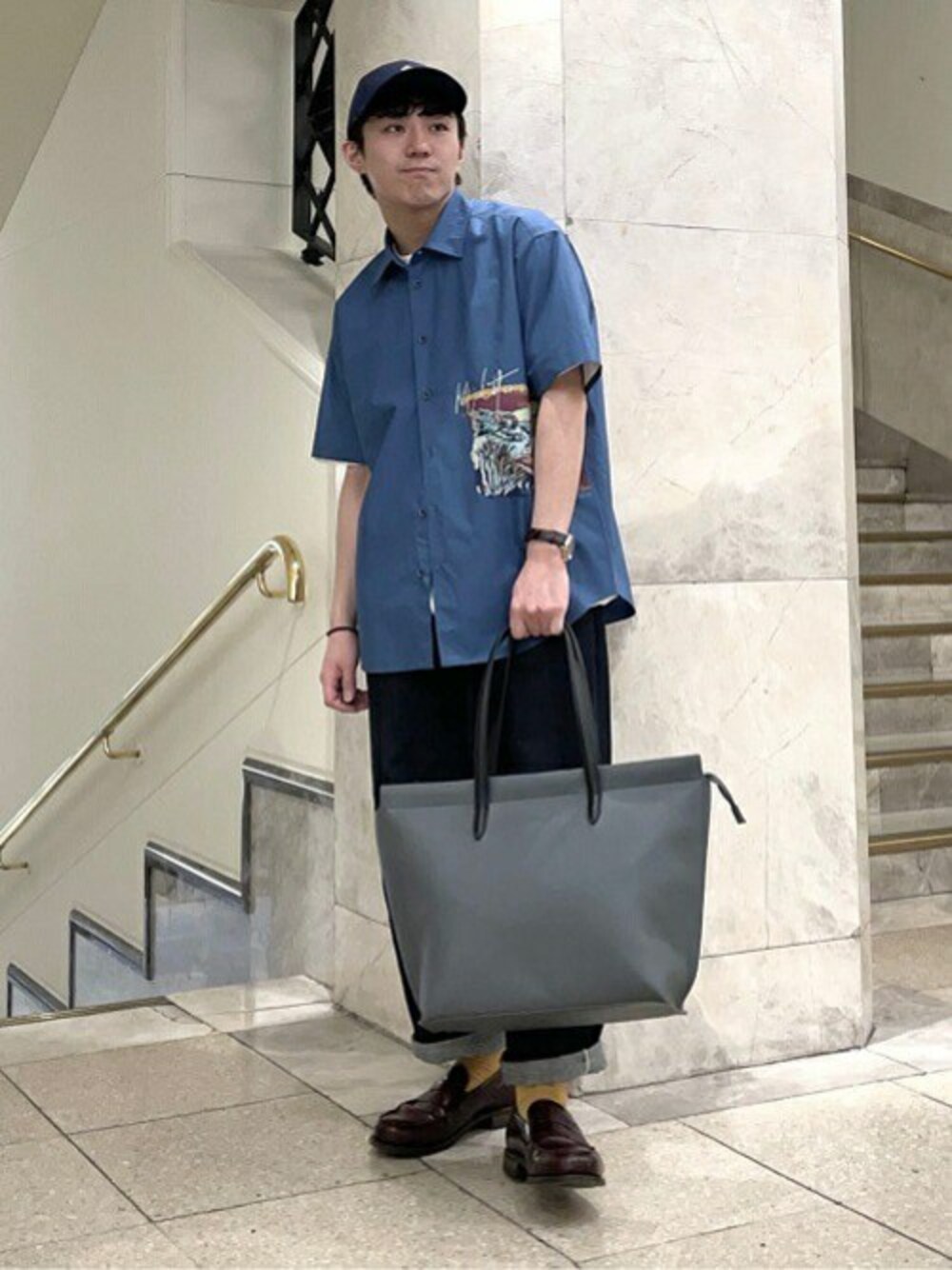 「カットソー、トートバッグ、キャップ、Tシャツ、タケオキクチ(TAKEO KIKUCHI)、TAKEO KIKUCHI、半袖シャツ」｜「TAKEO KIKUCHIのランドスケープ アートプリント 半袖シャツ（シャツ/ブラウス、ブルー系）」を使った、TAKEO KIKUCHIさん（メンズ・165cm）の春コーディネートの1枚目の写真