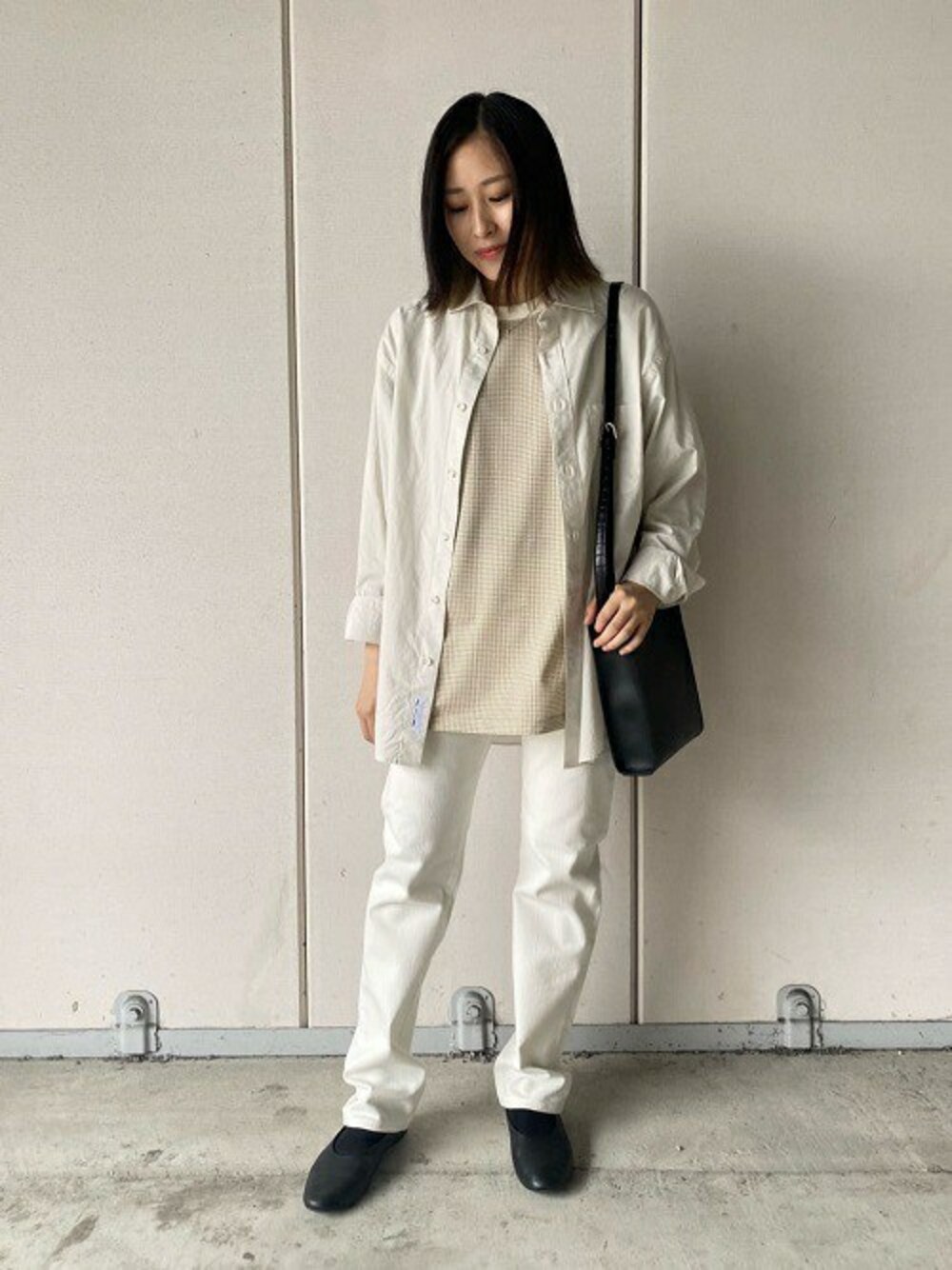 「カットソー、デニム、Tシャツ、タケオキクチ(TAKEO KIKUCHI)、シャツスタイル、TAKEO KIKUCHI」｜「TAKEO KIKUCHIの【Made in JAPAN】スローダイ ローン シャツ（シャツ/ブラウス、ベージュ系）」を使った、TAKEO KIKUCHIさん（レディース・155cm）の春コーディネートの1枚目の写真