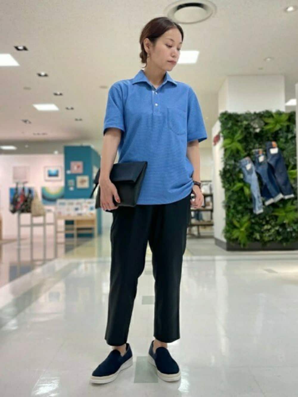 「クラッチバッグ、ショルダーバッグ、スリッポン、ポロシャツ、タケオキクチ(TAKEO KIKUCHI)、TAKEO KIKUCHI」｜「TAKEO KIKUCHIの【汗をニオイにしない！】「フレポロ」ステイ フレッシュ ポロシャツ（ポロシャツ、ブルー系）」を使った、TAKEO KIKUCHIさん（レディース・162cm）の夏コーディネートの1枚目の写真