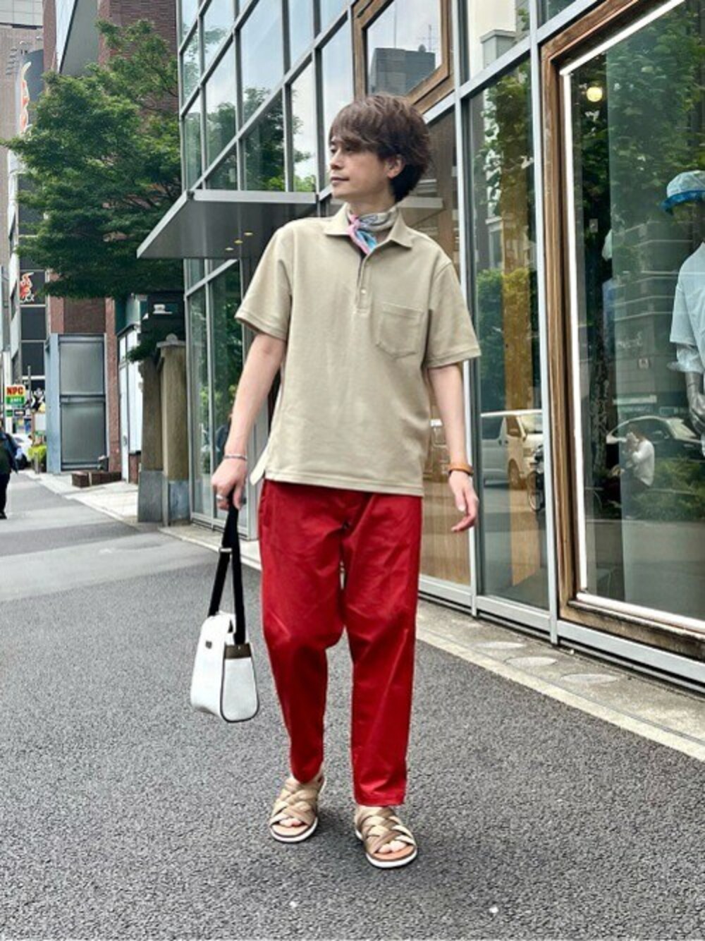 「ショルダーバッグ、ブレスレット、サンダル、ポロシャツ、タケオキクチ(TAKEO KIKUCHI)、TAKEO KIKUCHI、メッシュサンダル、40ct&525」｜「TAKEO KIKUCHIの【汗をニオイにしない！】 「フレポロ」ステイ フレッシュ ポロシャツ 新色（ポロシャツ、ベージュ系）」を使った、TAKEO KIKUCHIさん（メンズ・176cm）の夏コーディネートの1枚目の写真