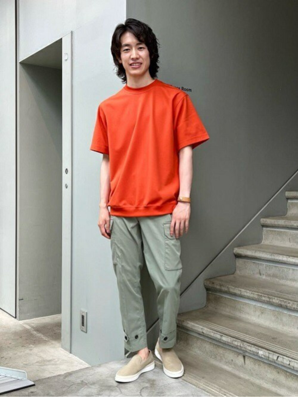 「カットソー、Tシャツ、カーゴパンツ、ブレスレット、スリッポン、タケオキクチ(TAKEO KIKUCHI)、TAKEO KIKUCHI」｜「TAKEO KIKUCHIの【Sサイズ～】ハイゲージポンチ Tシャツ（Tシャツ/カットソー、オレンジ系）」を使った、TAKEO KIKUCHIさん（メンズ・172cm）の夏コーディネートの1枚目の写真