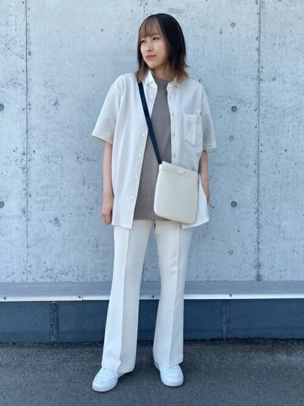 「カットソー、ショルダーバッグ、Tシャツ、タケオキクチ(TAKEO KIKUCHI)、TAKEO KIKUCHI、シアサッカー、半袖シャツ」｜「TAKEO KIKUCHIの【Made in JAPAN】シアサッカージャージ 半袖シャツ（シャツ/ブラウス、ベージュ系）」を使った、TAKEO KIKUCHIさん（レディース・155cm）の夏コーディネートの1枚目の写真