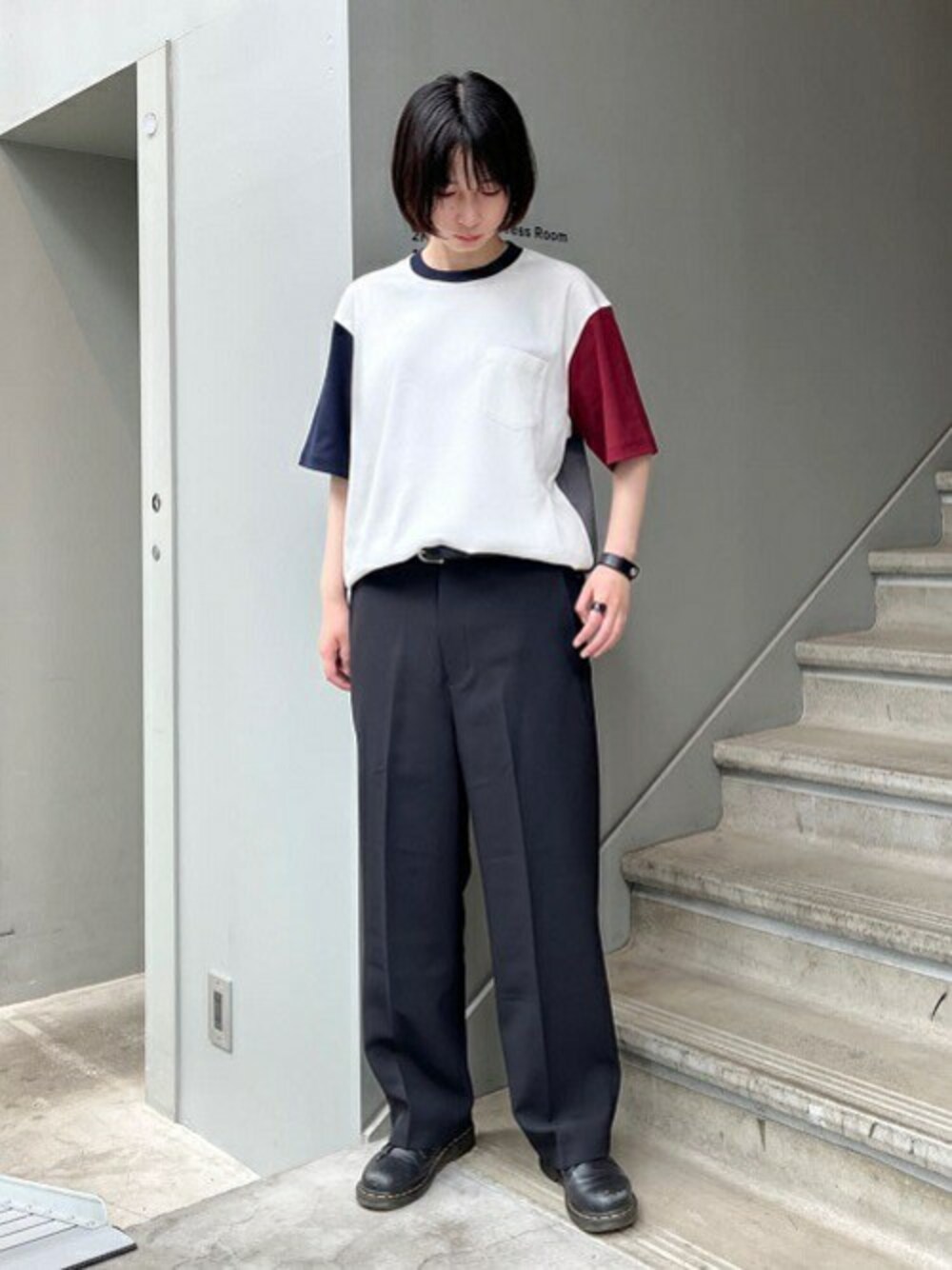 「カットソー、Tシャツ、タケオキクチ(TAKEO KIKUCHI)、ブロッキング、TAKEO KIKUCHI」｜「40ｃｔ＆525の40ct&525 レザーブレス（ブレスレット、ブラック系）」を使った、TAKEO KIKUCHIさん（レディース・163cm）の夏コーディネートの1枚目の写真
