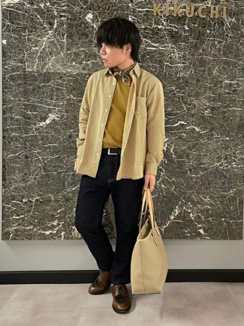 「カットソー、デニム、トートバッグ、タケオキクチ(TAKEO KIKUCHI)、シャツスタイル、TAKEO KIKUCHI、シアサッカー、ハンカチ、ネッカチーフ」｜「TAKEO KIKUCHIの【オンオフ兼用】シアサッカー ジャージ シャツ（シャツ/ブラウス、イエロー系）」を使った、TAKEO KIKUCHIさん（メンズ・165cm）の夏コーディネートの1枚目の写真