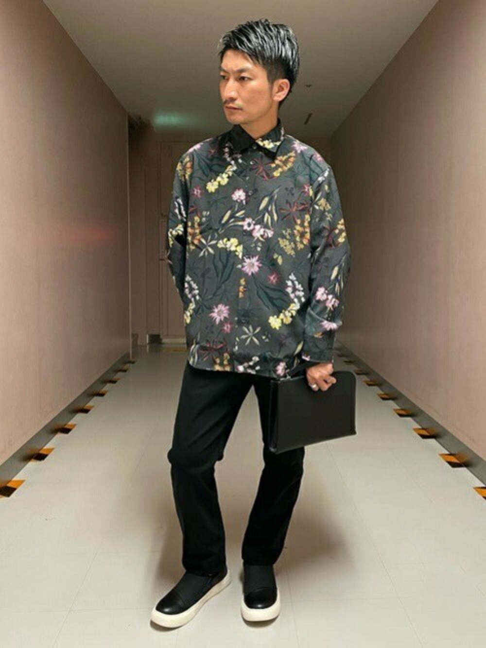 「クラッチバッグ、総柄、スリッポン、フラワープリント、タケオキクチ(TAKEO KIKUCHI)、ストレートパンツ、シャツスタイル、TAKEO KIKUCHI」｜「TAKEO KIKUCHIのレトロ フラワー 総柄プリント シャツ（シャツ/ブラウス、グレー系）」を使った、TAKEO KIKUCHIさん（メンズ・162cm）の夏コーディネートの1枚目の写真