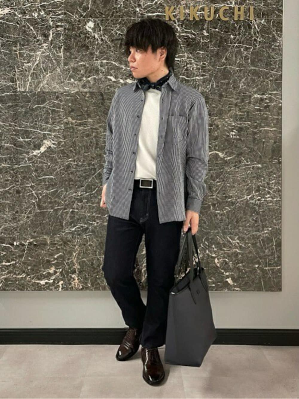 「カットソー、デニム、トートバッグ、Tシャツ、ドレスシューズ、タケオキクチ(TAKEO KIKUCHI)、シャツスタイル、TAKEO KIKUCHI、シアサッカー、ポケットチーフ」｜「TAKEO KIKUCHIの【オンオフ兼用】シアサッカー ジャージ シャツ（シャツ/ブラウス、ブルー系）」を使った、TAKEO KIKUCHIさん（メンズ・165cm）の夏コーディネートの1枚目の写真