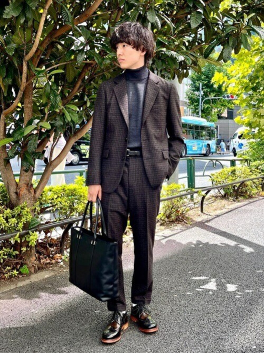 「ジャケット、トートバッグ、セットアップ、タートルネック、ウールジャケット、タケオキクチ(TAKEO KIKUCHI)、TAKEO KIKUCHI、40ct&525」｜「40ｃｔ＆525の【Sサイズ～/セットアップ対応】ウールジャケット（テーラードジャケット、グリーン系）」を使った、TAKEO KIKUCHIさん（メンズ・172cm）の秋コーディネートの1枚目の写真